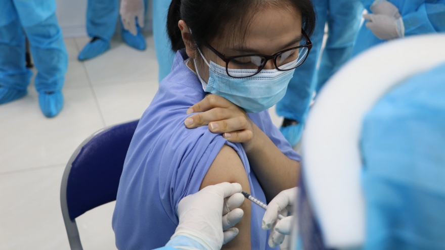 Tiêm đủ 2 liều vaccine rồi ngồi nhà và câu chuyện sinh kế